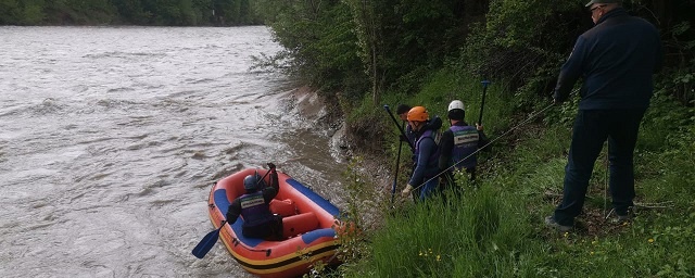 Трое туристов упали в горную реку в Адыгее
